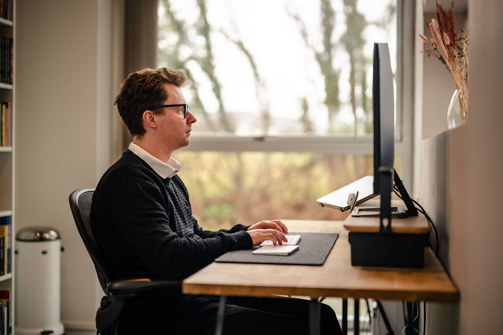 Philip ved skrivebordet