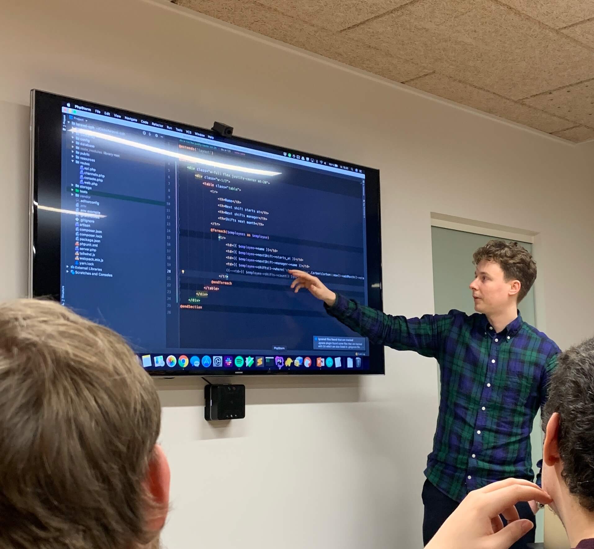Philip Brechmann gennemgår løsninger med workshop-deltagere